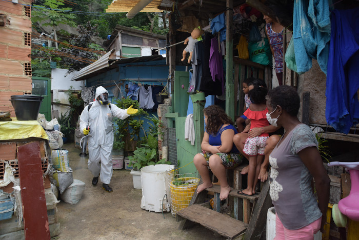 Moradores da favela Santa Marta, no Rio de Janeiro, fazendo sua própria limpeza das ruas para evitar a expansão da covid-19.