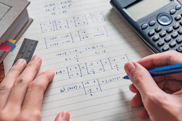 Existem casos especiais de matrizes que são classificados de acordo com a característica da matriz.