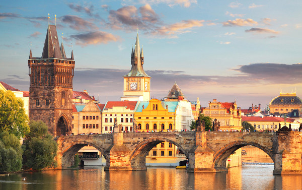 Vista da ponte Carlos, na cidade de Praga, na Tchéquia.