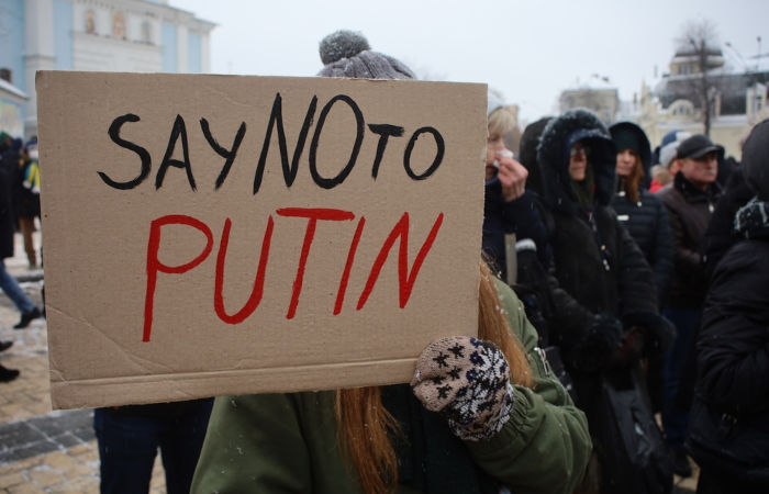 Mulher segura placa onde se lê: “Say no to Putin” (“Diga não a Putin”, em tradução livre).