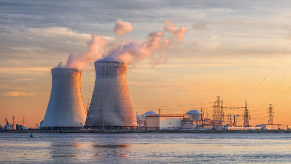 Reator nuclear Doel, no Porto de Antuérpia, na Bélgica.