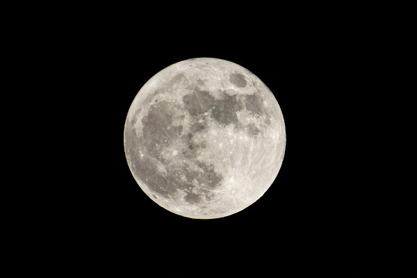 Visão aproximada da Lua em sua fase cheia