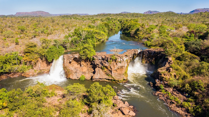 Vista aérea de cachoeira na Chapada das Mesas, Brasil 
