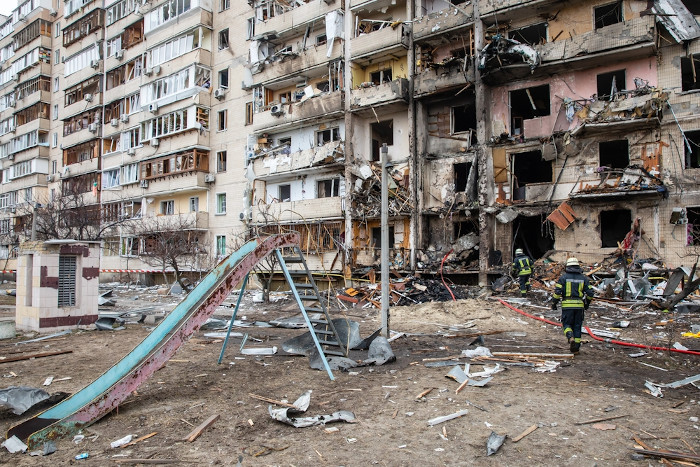 Edifício em Kiev totalmente destruído após bombardeio russo.