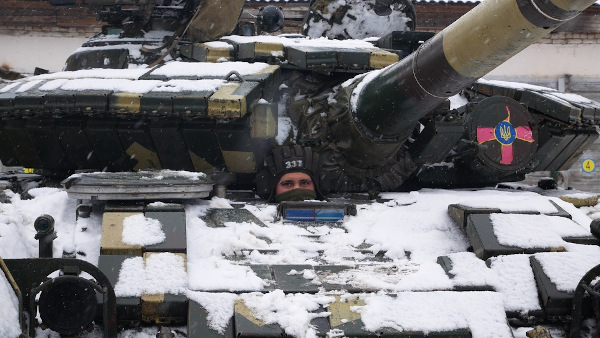 Homem em tanque de guerra ucraniano, montando defesa contra a invasão russa.