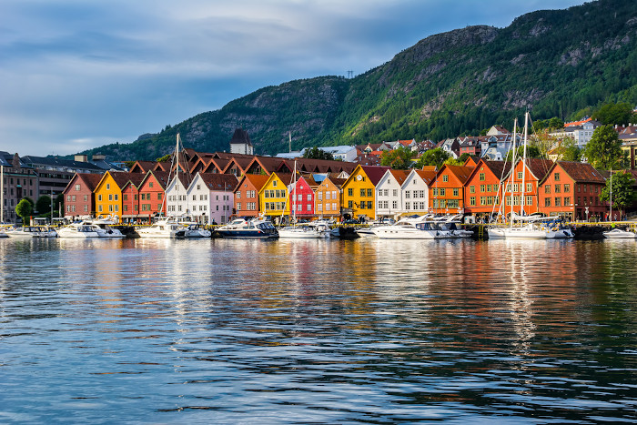 Vista de edifícios históricos no cais Bryggen-Hanseático em Bergen, na Noruega.