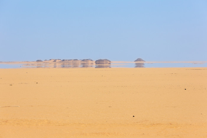Fenômeno de miragem ocorrendo no deserto.