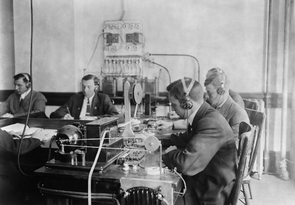 Estudantes aprendendo a manusear um telégrafo no começo do século XX.