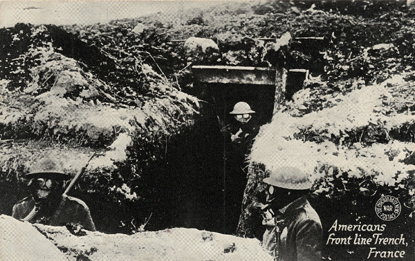 Cartão postal da Primeira Guerra Mundial com americanos com máscaras de gás em uma trincheira de linha de frente na França.