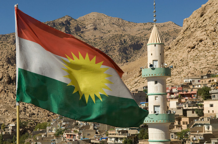 Bandeira curda na vila de Akre, perto de Dohuk, no norte curdo do Iraque.