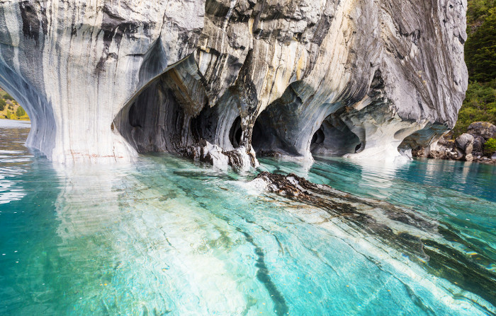Cavernas formadas pela dissolução do carbonato de cálcio, na Patagônia, no Chile.