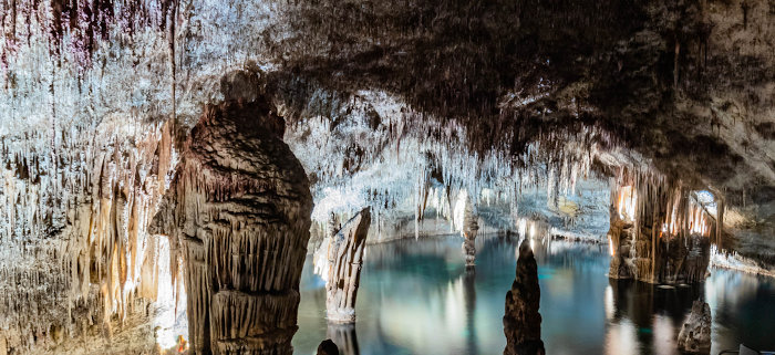 Caverna com estalactites e estalagmites na Espanha.