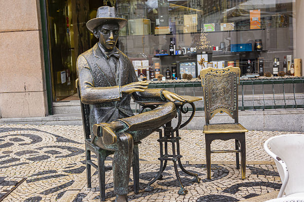 Estátua do poeta Fernando Pessoa em Lisboa, Portugal. [1]