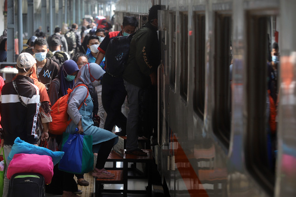Pessoas entrando em um trem em Jakarta, na Indonésia.