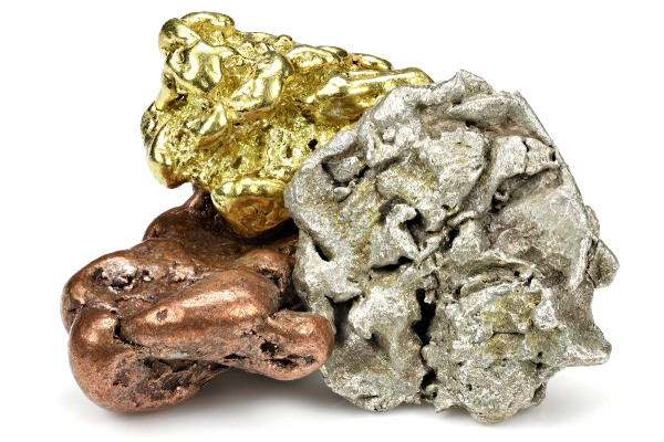 Amostras dos metais ouro, prata e cobre em suas formas puras.