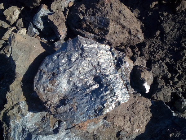 Ocorrência de pirolusita (MnO2) em rocha, destacada pela coloração cinza metálica.