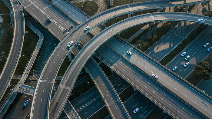 Vista aérea do tráfego em rodovias de Chengdu, na China.