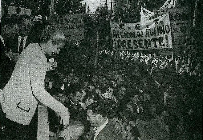  Eva Perón em uma manifestação.