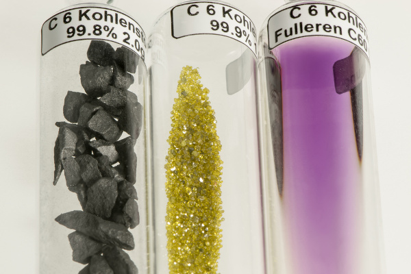 Amostras dos alótropos do carbono: grafite, diamante e fulereno (da esquerda para a direita).