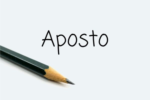 Palavra “aposto” escrita em fundo branco e acompanhada por lápis