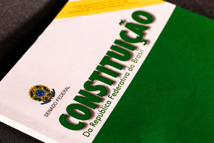 Vista aproximada da Constituição da República Federativa do Brasil, representando a cidadania brasileira.