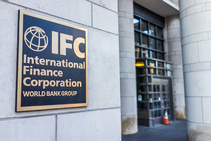 Placa de entrada da Corporação Financeira Internacional, um dos órgãos que compõem o Banco Mundial.