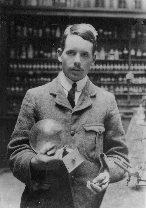 Retrato de Henry Moseley (1887-1915) no laboratório em que trabalhava.
