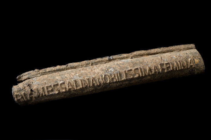 Fragmento dos encanamentos de chumbo da Roma Antiga, com inscrição referente ao proprietário.[1]