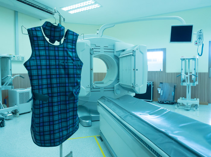 Equipamento médico que emprega radiação. Em destaque, roupa utilizada pelo paciente e pelo operador, revestida por chumbo.