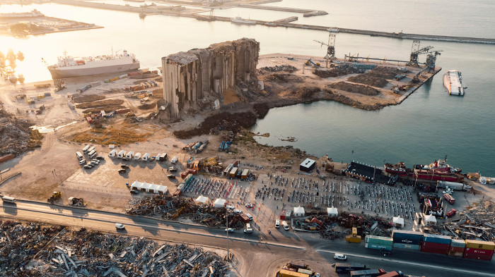Vista do porto da cidade de Beirute, no Líbano, após a explosão causada por nitrato de amônio. [1]