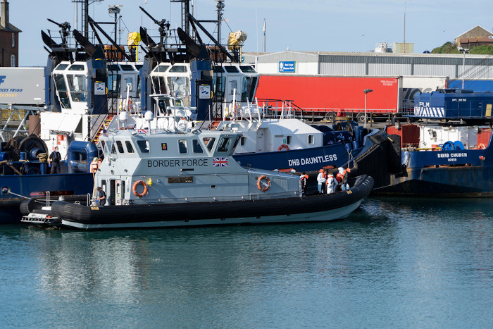 Migrantes chegam, no barco da Força de Fronteira, a Dover, Kent, Reino Unido. [2]
