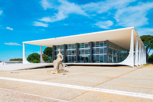 Vista da fachada do Supremo Tribunal Federal, localizado em Brasília, no Brasil.