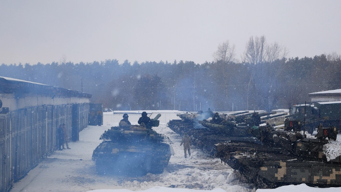 Tanques de guerra em Carcóvia, na Ucrânia, em 2022.