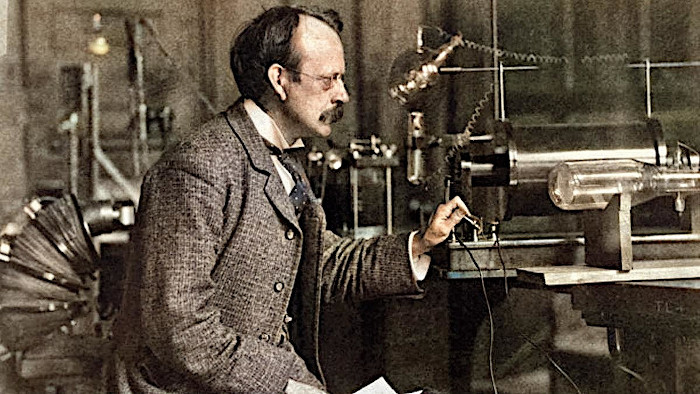 Joseph John Thomson com a ampola de Crookes utilizada nos experimentos de raios catódicos. [1]