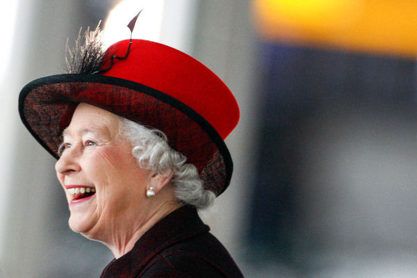 Elizabeth II sorrindo.