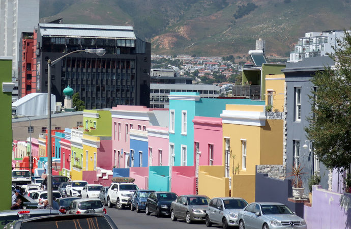 Revitalização urbana em uma rua do bairro Bo Kaap, na cidade do Cabo, na África do Sul.