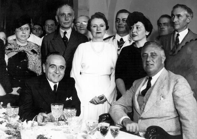 Getúlio Vargas (à esquerda) e o presidente norte-americano Franklin Delano Roosevelt no encontro em Natal (RN). [2]