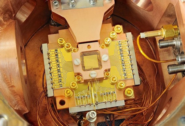 Armadilha de íons de um computador quântico.
