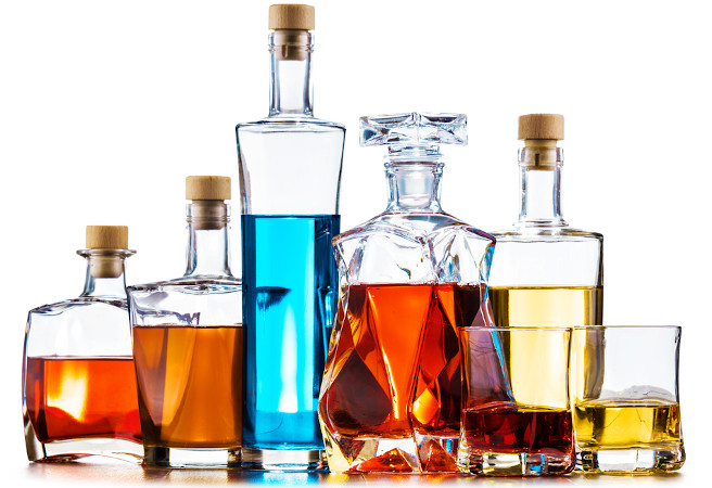 Várias garrafas com bebidas alcoólicas