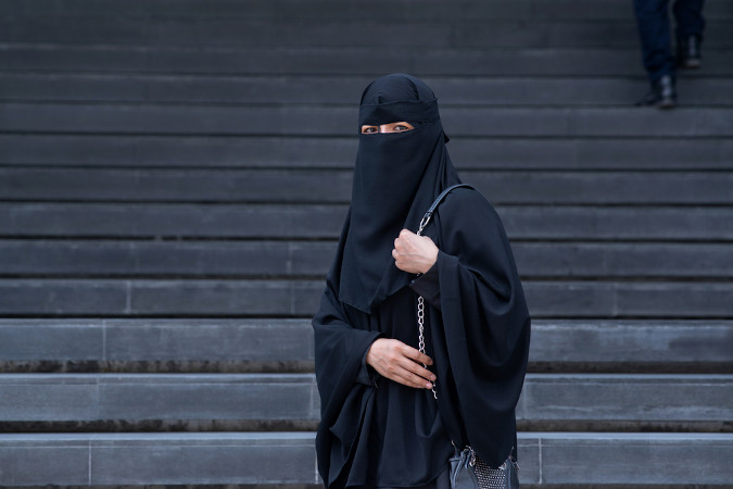 Mulher usando niqab.