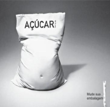 Propaganda de adoçante traz um pacote de açúcar que representa um corpo fora de forma e o seguinte texto: “Mude sua embalagem”.