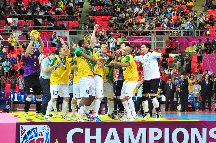 Jogadores brasileiros de futsal em pódio.