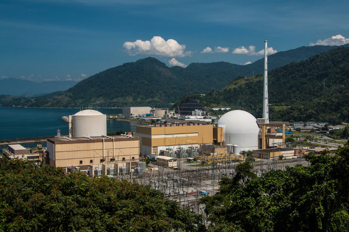  Central Nuclear em Angra dos Reis (RJ), um complexo formado pelo conjunto das usinas nucleares Angra 1, Angra 2 e Angra 3. [3]