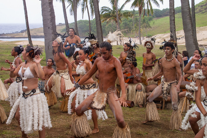 Habitantes da Ilha de Páscoa fazendo dança tradicional.