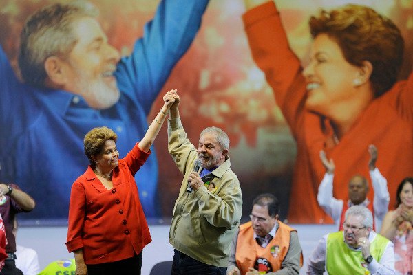 Lula e Dilma de mãos dadas