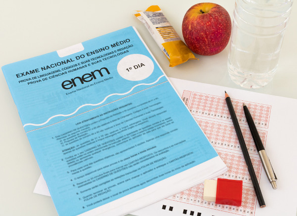 Caderno de provas do primeiro dia de aplicação do Enem, quando é realizada a redação, junto a outros objetos escolares.
