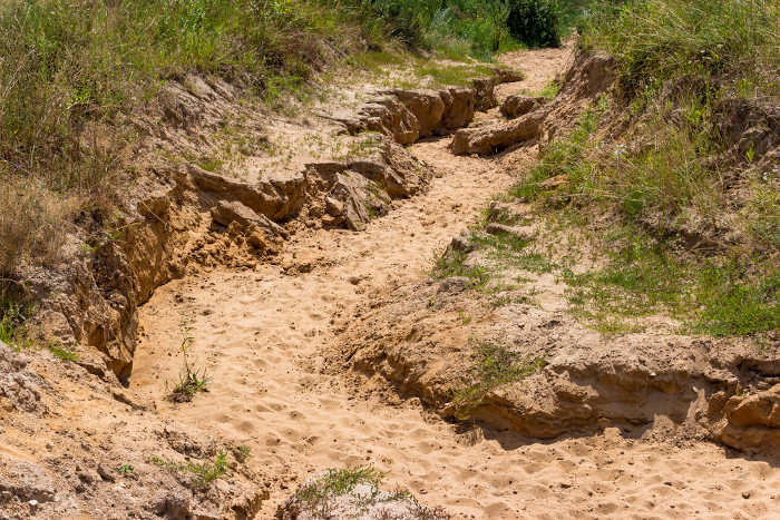 Erosão, processo de transporte de sedimentos de rochas e solos que se difere do intemperismo.
