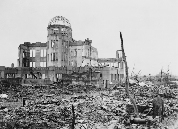 Cidade de Hiroshima após a detonação da bomba atômica, no ano de 1945, um exemplo de uso de armas nucleares.