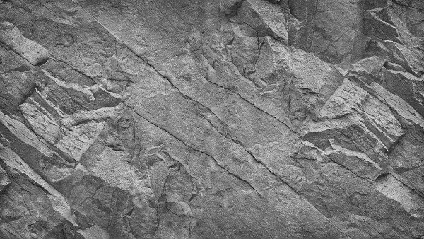 Vista aproximada de rochas desgastadas, a principal característica do processo de intemperismo.