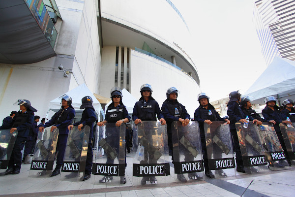 Grupo de policiais em Bangkok, na Tailândia, onde a lei marcial foi acionada no ano de 2014.